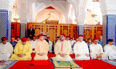 S.M. le Roi accomplit la prière du vendredi à la mosquée Hassan à Rabat
