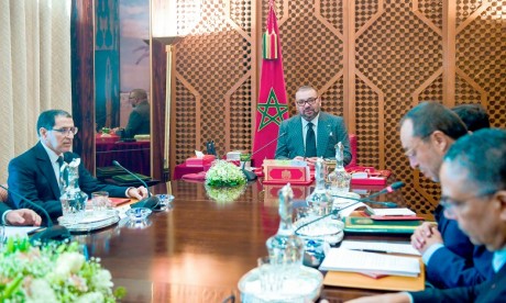 S.M. le Roi Mohammed VI préside, au Palais Royal de Marrakech, une séance de travail consacrée au Programme prioritaire national d’approvisionnement en eau potable et d’irrigation 2020–2027