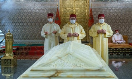 S.M. le Roi, Amir Al Mouminine, se recueille sur la tombe de Feu S.M. le Roi Mohammed V