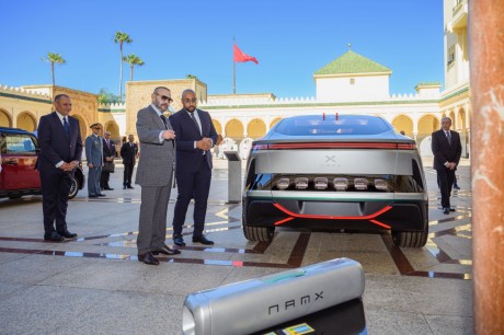 Présentation à S.M. le Roi d'un modèle de la 1ère marque automobile grand public marocaine et du prototype de véhicule à hydrogène d’initiative marocaine